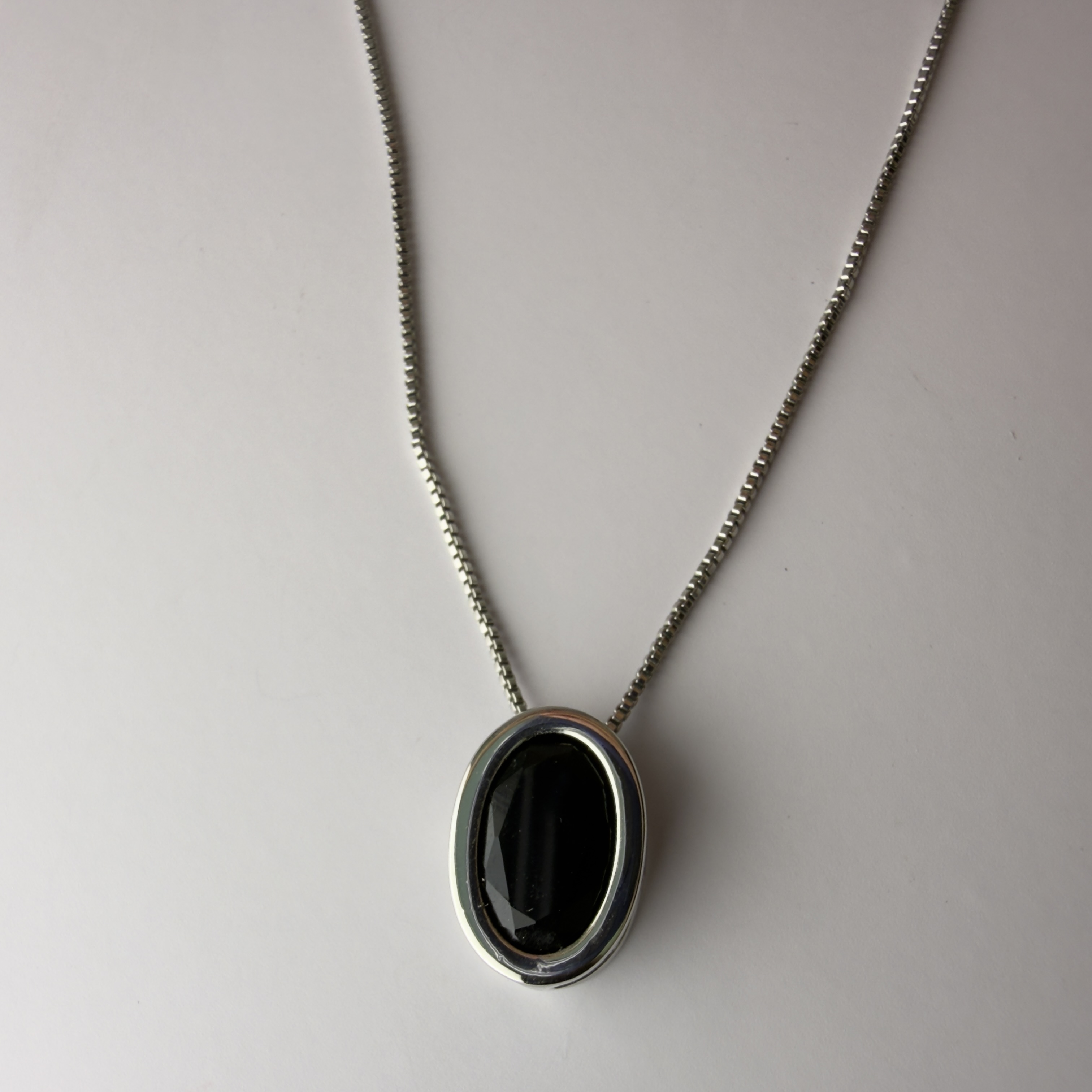 Colar Oval Noir